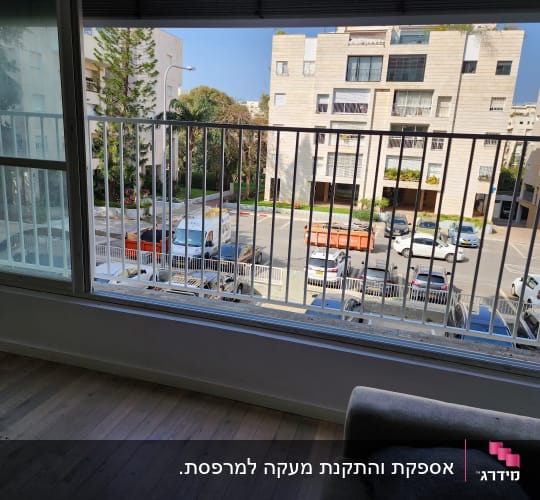 סורגים ישרים ממתכת בצבע לבן בחלון גדול בדירה